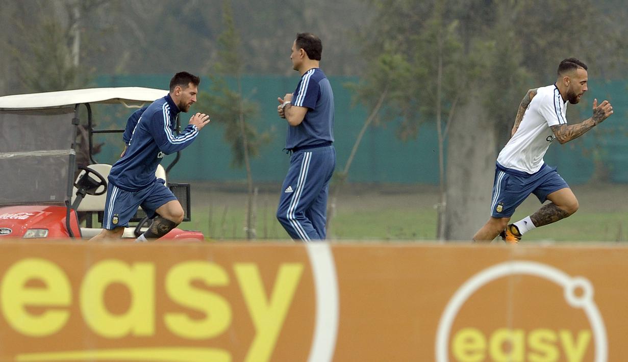 Lionel Messi (kiri) dan Nicolas Otamendi serius berlatih saat sesi latihan jelang melawan Venezuela pada kualifikasi Piala Dunia 2018 di Buenos Aires, Argentina, (3/9/2017). (AFP/Alejandro Pagni)