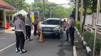 Penjagaan di Mapolda Jatim diperketat usai bom bunuh diri di Polsek Astana Anyar Bandung. (Dian Kurniawan/Liputan6.com)