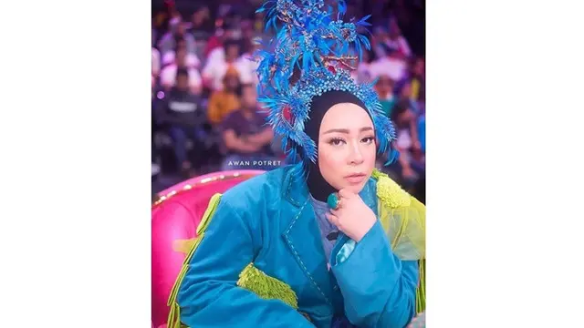 6 Gaya Nyentrik Melly Goeslaw, Unik dan Memukau