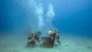 Penyelam mengambil botol anggur yang disimpan di dasar Laut Mediterania, Saint-Mandrier di Prancis, setelah percobaan penyimpanan satu tahun, 15 Mei 2017. Percobaan guna mengetahui dampak jika botol anggur itu disimpan lama di dalam air (Boris HORVAT/AFP)