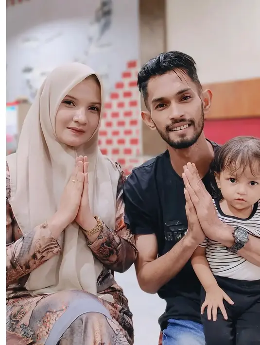 Lewat Instagram, ia juga diketahui sudah dikaruniai buah hati yang cantik. [Instagram/martunis_ronaldo]