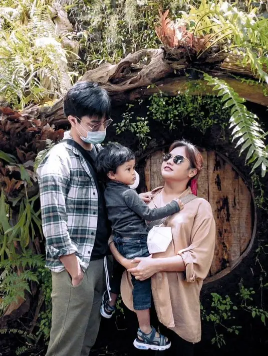 "Jadi aku mempelajari kekurangan dan pelajaran apa yang bisa aku dapat dari Kala dan tidak aku ulangi lagi di anak keduaku," lanjutnya. (Instagram/mytha_lestari)