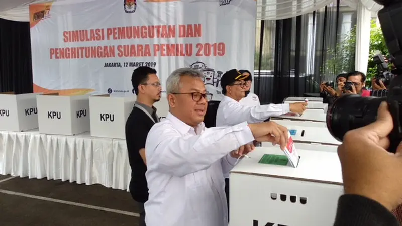 KPU RI menggelar simulasi pemungutan dan penghitungan suara Pemilu 2019 di TPS 33 yang berada di halaman Gedung KPU RI, Menteng, Jakarta Pusat. (Liputan6.com/Delvira Hutabarat)