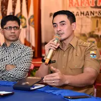 Gubernur Jambi, Zumi Zola bersama salah satu komisioner KPK, Laode Muhammad Syarif usai penandatanganan pakta integritas anti korupsi. (Liputan6.com/B Santoso)