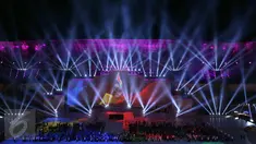 Permainan tata cahaya mewarnai kemeriahan penutupan PON XIX 2016 di Stadion Gelora Bandung Lautan Api, Kamis (29/9). Selanjutnya PON XX akan diselenggarakan di Provinsi Papua pada 2020 mendatang. (Liputan6.com/Helmi Fithriansyah)