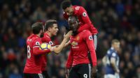 Penyerang Manchester United, Romelu Lukaku terlihat dingin melakukan selebrasi usai mencetak gol ke gawang West Bromwich Albion di The Hawthorns Stadium, Minggu (17/12). Untuk kedua kalinya Lukaku tak berselebrasi usai mencetak gol. (Nick Potts/PA via AP)