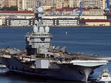 Kapal induk Perancis Charles -de - Gaulle meninggalkan pelabuhan Perancis selatan, Rabu (18/11/2015). Kapal Charles -de - Gaulle akan dikerahkan ke Mediterania timur untuk meningkatkan operasi di Suriah. (AFP PHOTO/BORIS HORVAT)