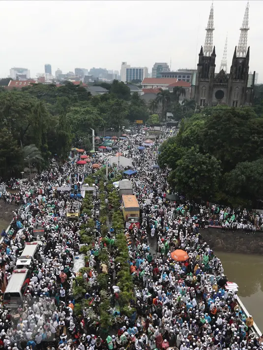 Peserta aksi 112 memadati kawasan sekitar Masjid Istiqlal, Jakarta, Sabtu (11/2). Kegiatan aksi 112 ini digelar di Masjid Istiqlal dengan agenda zikir dan tausiyah nasional. (Liputan6.com/Herman Zakharia)
