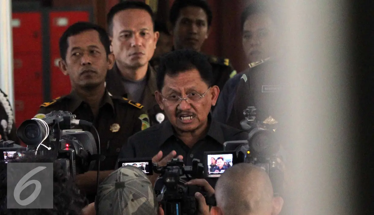 M Adi Toegariman memberikan keterangan pers di Gedung Kejaksaan Tinggi DKI,Rabu (5/8/2015). Kejati DKI Jakarta mengisyaratkan akan mengeluarkan surat perintah penyidikan (Sprindik) baru untuk mantan Dirut PLN, Dahlan Iskan. (Liputan6.com/Helmi Afandi)