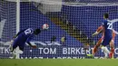 Pemain Chelsea Ruben Loftus-Cheek (kiri) gagal mencetak gol ke gawang Watford pada pertandingan Premier League di Stadion Stamford Bridge, London, Inggris, Sabtu (4/7/2020). Chelsea menang 3-0 dan kembali menggeser Manchester United dari posisi empat klasemen. (Mike Hewitt/Pool via AP)