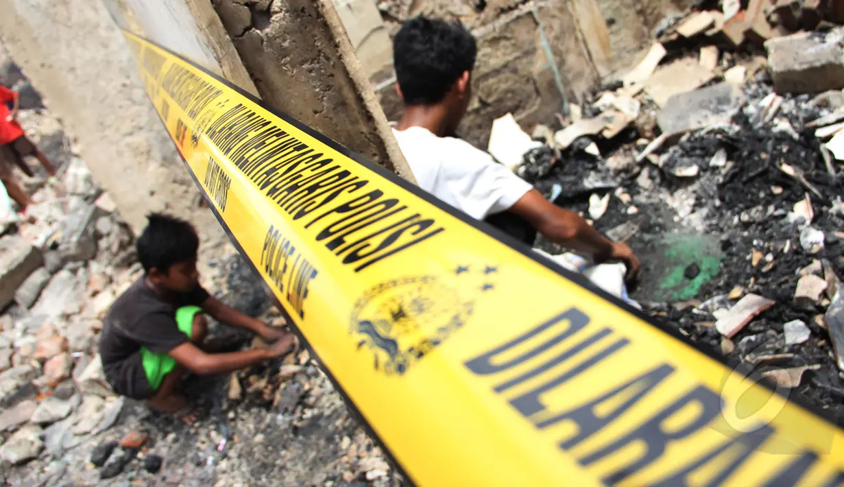 Tampak garis Polisi di bangunan rumah yang terbakar di kawasan Kebon Melati Tanah Abang, Jakarta, Jumat (6/3/2015). Kebakaran yang terjadi menyebabkan setidaknya2 RW dan 6 RT di kelurahan kebon melati terbakar. (Liputan6.com/Helmi Afandi)