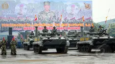 Korps Marinir TNI AL unjuk kebolehan dan peralatan perang TNI AL di Markas Marinir Cilandak, Jakarta Selatan, Kamis (2/4/2015). Antraksi tersebut untuk pemberian gelar Warga Kehormatan Marinir kepada KSAL Laksamana Ade Supandi. (Liputan6.com/Yoppy Renato)