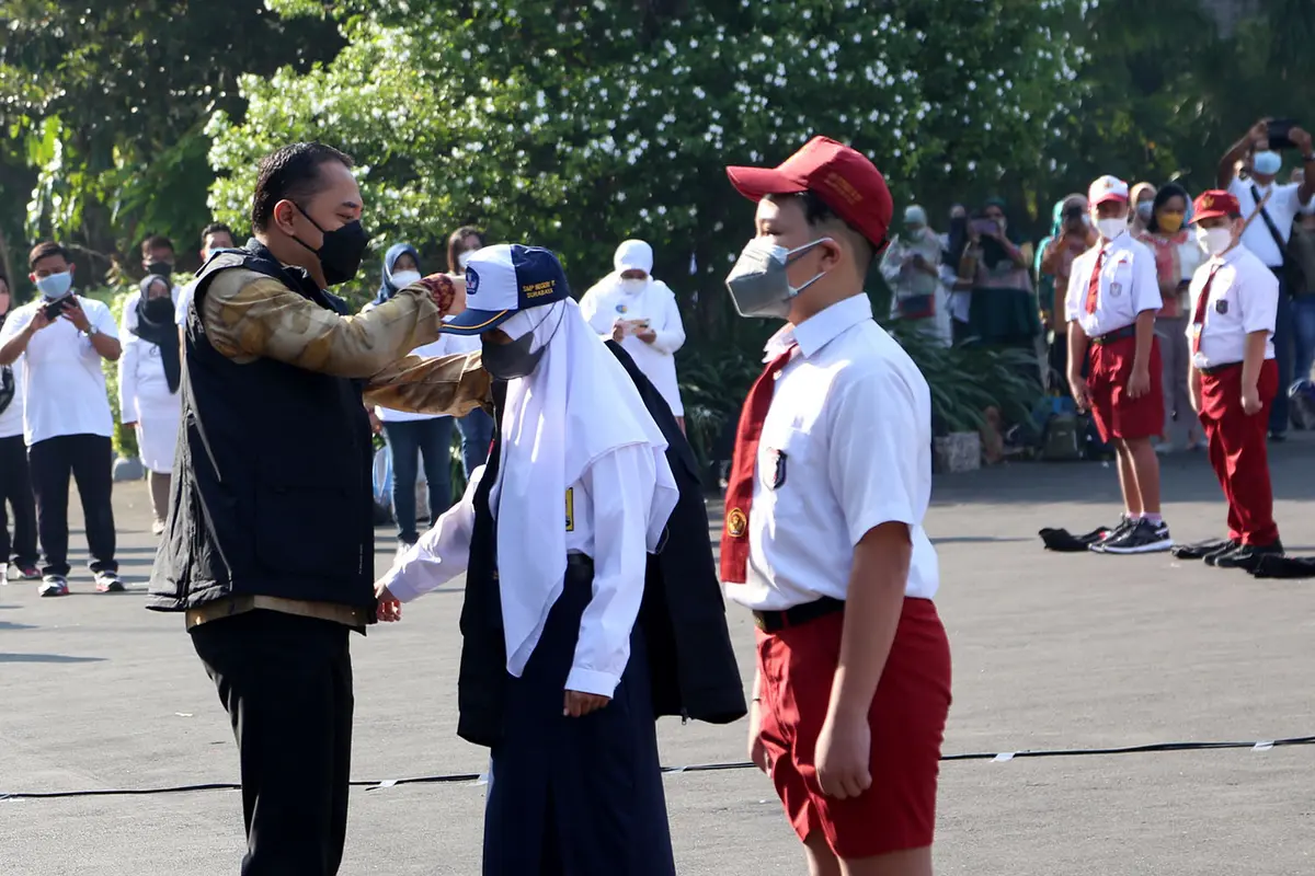 Eri Cahyadi mengukuhkan 457 tim siswa satgas sekolah jelang dimulainya Pembelajaran Tatap Muka terbatas. (Dian Kurniawan/Liputan6.com)