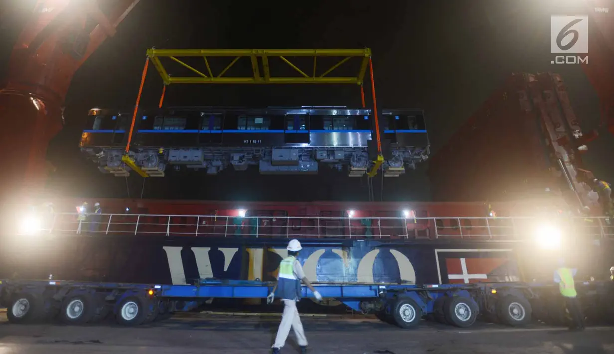 Aktivitas bongkar muat gerbong kereta Mass Rapid Transit (MRT) di Pelabuhan Tanjung Priok, Jakarta Utara, Rabu (4/4). Kereta tersebut nantinya akan langsung dibawa ke Depo Lebak Bulus untuk selanjutnya dilakukan uji coba. (Merdeka.com/Imam Buhori)