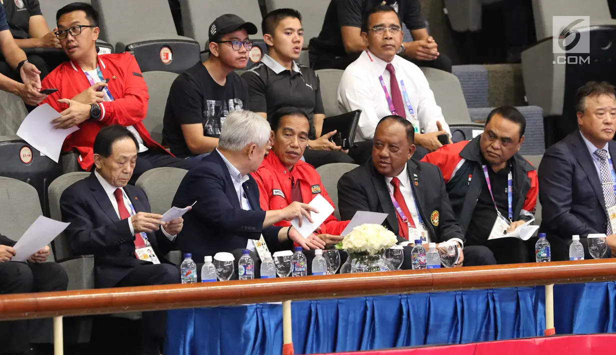 Presiden RI, Joko Widodo atau Jokowi (tengah depan) menyaksikan langsung partai puncak Taekwondo Women Individual Poomsae di Jakarta Convention Center, Minggu (19/8). (Liputan6.com/Helmi Fithriansyah)