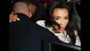 Kim Kardashian tiba-tiba diserang fansnya saat baru tiba di Paris Fashion Week, Kamis (25/9/14). (Dailymail)