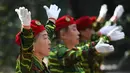 Sejumlah wanita lansia tampil mengenakan pakaian bergaya militer saat mengkuti Hari Kebugaran Nasional di Beijing, Tiongkok (8/8). Para lansia ini tampil lincah dalam peringantan Hari Kebugaran Nasional tersebut. (AFP Photo/Greg Baker)