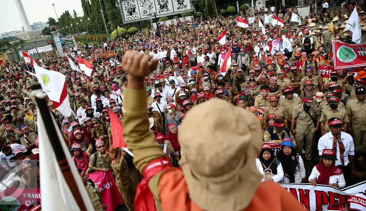 Ratusan Tenaga Harian Lepas Tenaga Bantu Penyuluh Pertanian (THL TBPP) menggelar aksi unjuk rasa di depan Istana Merdeka, Jakarta, Rabu (7/9). Dalam aksinya mereka  meminta pemerintah segera mengangkat 19.156 orang THL-TBPP. (Liputan6.com/Faizal Fanani)