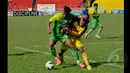 Penyerang Persebaya, David Balla berebut bola dengan pemain belakang Sriwijaya FC, Fachrudin saat laga SCM Cup 2015 di Stadion H Agus Salim, Padang, Rabu (21/1/2015). Sriwijaya FC bermain imbang dengan Persebaya (1-1). (Liputan6.com/Johan Tallo)