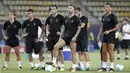 Para pemain Real Madrid memperhatikan instruksi saat latihan jelang laga Piala Super Eropa di Stadion National Arena Filip II, Skpje, Senin (7/8/2017). Real Madrid akan bertanding melawan Manchester United. (AP/Boris Grdanoski)