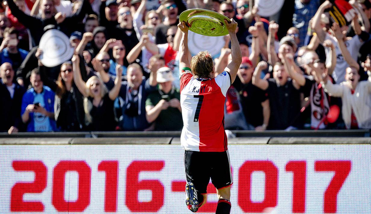 Kapten Feyenoord, Dirk Kuyt mengangkat trofi juara Eredivisie 2016-2017 usai mengalahkan Heracles pada laga Eredivisie di  Kuip stadium, Rotterdam, (14/5/2017).  (EPA/Robin Van Lonkhuijsen)