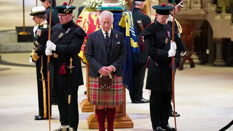 Makna Mahkota di Atas Peti Mati Ratu Elizabeth II Saat Dibaringkan di Skotlandia