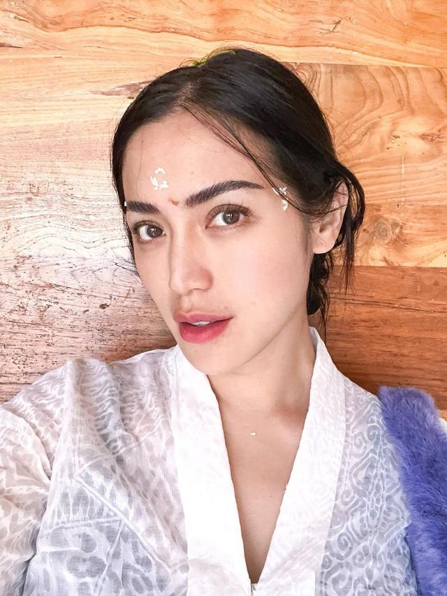 6 Momen Jessica Iskandar dan Keluarga Jalani Melukat, Hargai Budaya Setempat