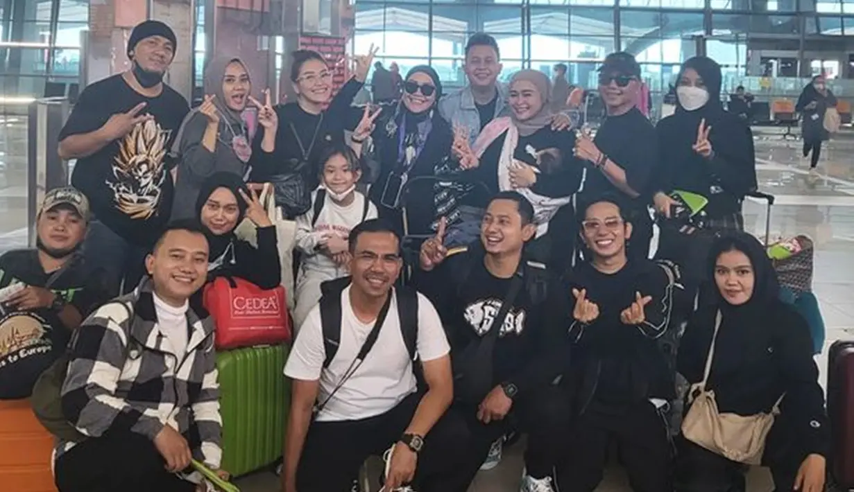 Melalui akun Instagram pribadinya, Ayu Ting Ting diketahui pergi berlibur di luar negeri bersama keluarga besarnya. Dirinya pun menyempatkan waktu untuk bisa berlibur bersama keluarga ditengah padatnya jadwal pekerjaan. (Liputan6.com/IG/@ayutingting92)