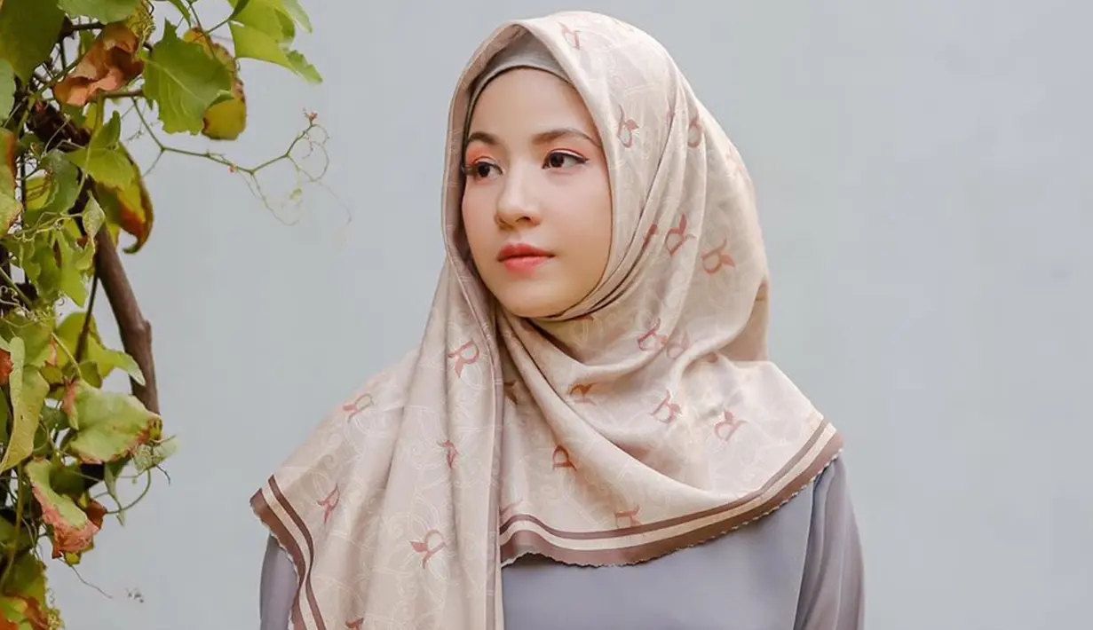 Natasha Rizki sering mengenakan hijab bermotif segiempat. Di look pertama, Natasha tampil dengan hijab berwarna pastel. (Liputan6.com/IG/@natasharizkinew)