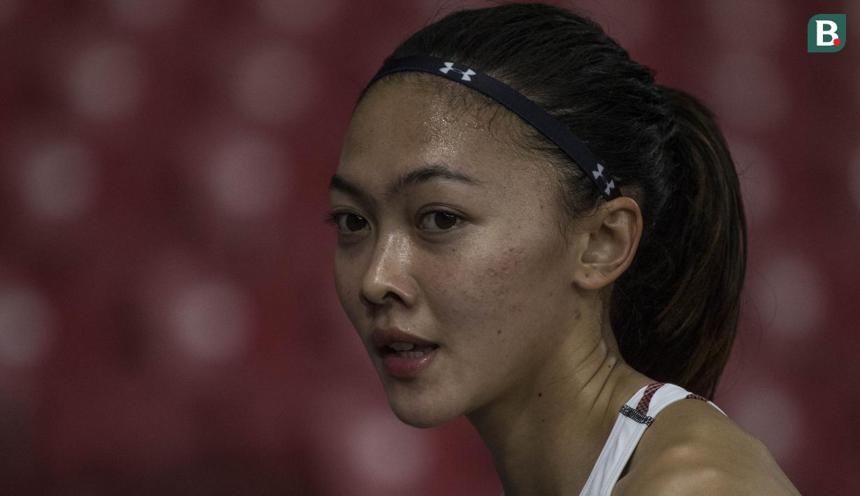 Pelari Indonesia, Ulfa Silviana, usai tampil pada Invitation Tournament Asian Games 2018 cabang atletik nomor 200 m di SUGBK, Jakarta, Selasa (13/2/2018). Meski kalah dirinya memecahkan rekor pribadi dengan 24,86 detik. (Bola.com/Vitalis Yogi Trisna)