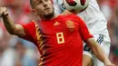 Pemain timnas Spanyol, Koke berebut bola dengan pemain Rusia, Denis Cheryshev pada babak 16 besar Piala Dunia 2018 di Stadion Luzhniki, Minggu (1/7). Rusia lolos ke perempat final setelah menang adu penalti 4-3 atas Spanyol. (AP/Manu Fernandez)