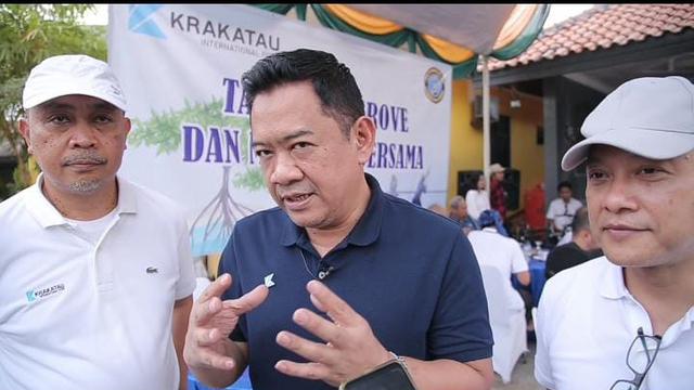 PT Krakatau Bandar Samudera atau Krakatau International Port (KIP) menanam sebanyak 2.500 bibit pohon bakau atau mangrove.