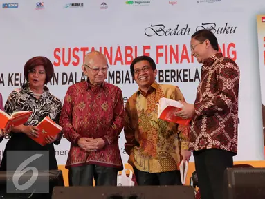 (Ki-ka) Pengamat Ekonomi Aviliani, Ekonom Senior Emil Salim, Ketua OJK Muliaman D. Hadad dan Akademisi Prasetyantoko saat menghadiri bedah buku "Sustainable Financing" di Jakarta, Jumat (4/12). (Liputan6.com/Angga Yuniar)