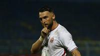 Selebrasi pemain Persija Jakarta, Marko Simic usai menjebol gawan Borneo FC Samarinda dalam pertandingan Babak Penyisihan Grup B Piala Menpora 2021 di Stadion Kanjuruhan, Malang. Sabtu (27/3/2021). (Bola.com/Ikhwan Yanuar)