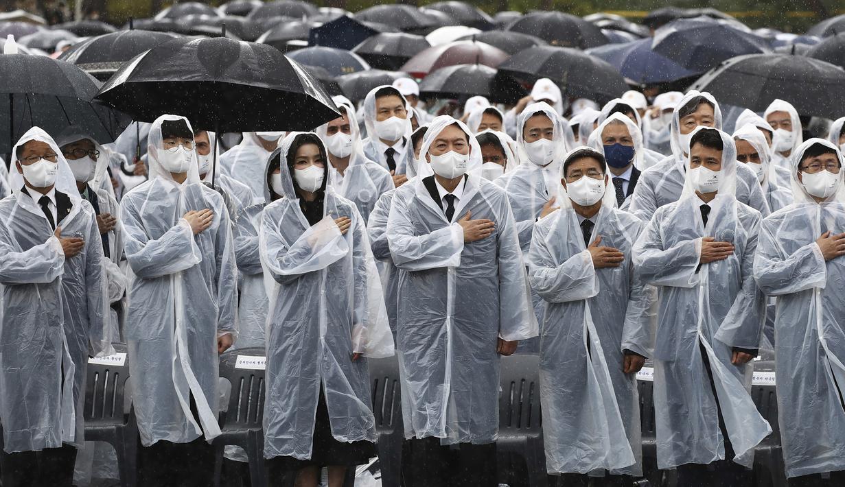 Presiden Korea Selatan Yoon Suk-yeol (tengah kanan) dan istrinya Kim Keon-hee (tengah kiri) menghadiri upacara peringatan Hari Pahlawan di Pemakaman Nasional Seoul, Seoul, Korea Selatan, Senin (6/6/2022). (Chung Sung-Jun/Pool Photo via AP)