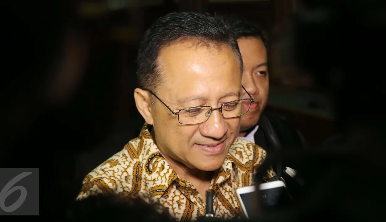 Mantan Ketua Dewan Perwakilan Daerah (DPD), Irman Gusman memberi keterangan kepada awak media usai menjalani sidang di Pengadilan Tipikor Jakarta, Senin (20/2). (Liputan6.com/Helmi Afandi)