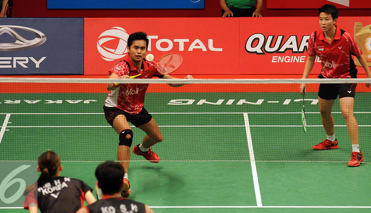 Ganda campuran Indonesia, Tontowi/Liliyana (kanan) mengembalikan bola ke Ko Sung Hyun/Kim Ha Na di Total BWF World Championships 2015 di Istora Senayan, Jakarta, Jumat (14/8/2015). Tontowi/Liliyana unggul 21-8. 21-15. (Liputan6.com/Helmi Fithriansyah)