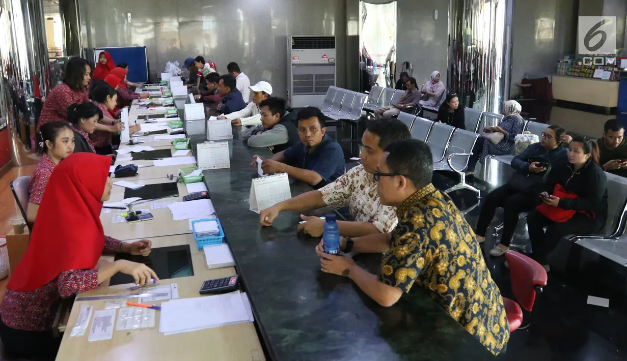 Calon penumpang memesan tiket di Kantor Pusat Lion Air, Jakarta, Senin (29/10). Jatuhnya pesawat Lion Air JT 610 dengan rute Jakarta-Pangkal Pinang tidak mempengaruhi penjualan tiket maskapai penerbangan tersebut. (Liputan6.com/Angga Yuniar)