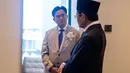 Semetara itu, sang ayah, Yusril mengenakan setelan jas warna coklat dari jas dan celana panjangnya. Dipadukan inner kemeja putih dasi warna gelap. Ditambah bros bunga putih.[@nasaruddin_umar]