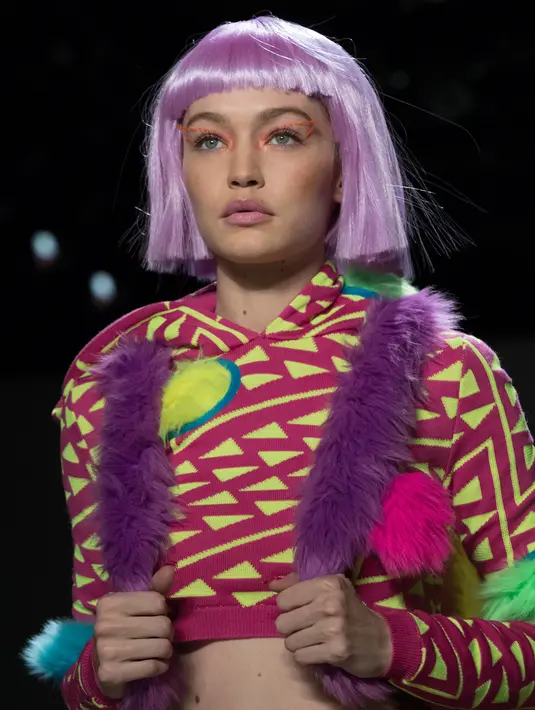 Ekspresi Gigi Hadid saat memperagakan koleksi Fall/Winter 2018 dari Jeremy Scott dalam New York Fashion Week, AS (8/2). Supermodel berusia 22 tahun ini tampil cantik dengan wig berwarna pink. (AP Photo/Mary Altaffer)