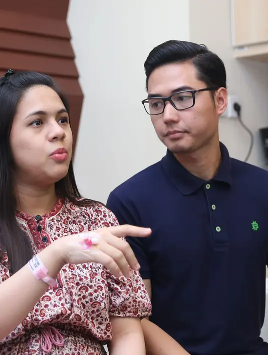Hingga waktunya tiba, Gina belum juga menunjukkan kontraksi. Melihat itu, dokter yang menangani memberikan saran antara caesar atau induksi. (Andy Masela/Bintang.com)