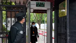 Detektor suhu tubuh terpasang di pintu masuk sekolah menengah pertama di Shanghai, China (21/4/2020). Sekolah-sekolah di kota tersebut aktif melakukan persiapan penuh menjelang pembukaan kembali kegiatan belajar-mengajar di kelas guna memastikan keselamatan para siswa dan guru. (Xinhua/Liu Ying)
