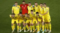 Timnas Ukraina berpose jelang pertandingan babak perempat final Euro 2020 melawan Inggris di Stadion Olimpico, Roma. Minggu (4/7/2021). (Foto: AFP/Pool/Alessandro Garofalo)