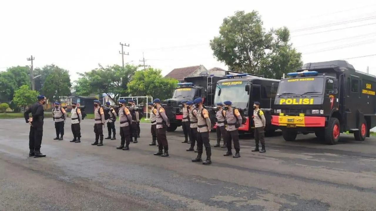 Brimob Jatim BKO ke NTT bantu korban bencana (Dian Kurniawan/Liputan6.com)