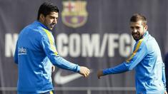 Jordi Alba melakukan tendangan yang masuk ke dalam ring basket di sesi latihan Barcelona. Rekan-rekannya memberi applause karena masuknya bola tersebut.