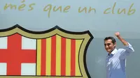 Pelatih baru Barcelona, Ernesto Valverde, diperkenalkan di Stadion Camp Nou, Barcelona, Rabu (31/5/2017). Mantan pelatih Athletic Bilbao ini didaulat menggantikan posisi Luis Enrique. (AFP/Lluis Gene)