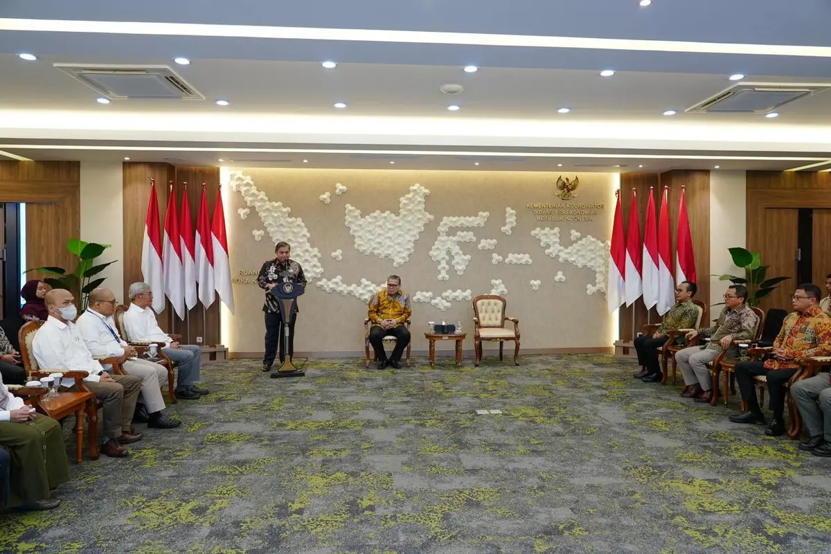 Menteri Koordinator Bidang Perekonomian Airlangga Hartarto dalam penyerahan hasil pemeriksaan atas Laporan Keuangan Kemenko Perekonomian oleh Tim Pemeriksa BPK di Kantor Kemenko Perekonomian, Jakarta, Kamis (18/7/2024). (Dok Kemenko Perekonomian)