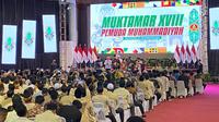 Presiden Jokowi beserta Megawati dan lainnya menabuh gendang tanda dibukanya secara resmi kegiatan Muktamar XVIII Muhammadiyah di Balikpapan. (Apriyanto/Liputan6.com)