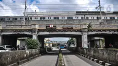 Rangkaian kereta listrik (KRL) melintas di atas Jembatan Kereta Matraman, Jakarta Timur, Senin (10/1/2022). Jembatan Kereta Matraman menjadi satu dari 14 objek yang ditetapkan sebagai cagar budaya oleh Dinas Kebudayan DKI Jakarta. (merdeka.com/Iqbal S. Nugroho)