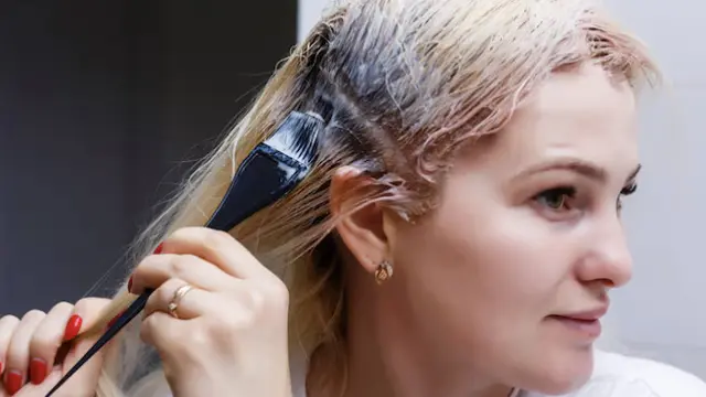 Kelebihan dan Kekurangan Mewarnai Rambut di Rumah VS di Salon (photo by freepik.com)